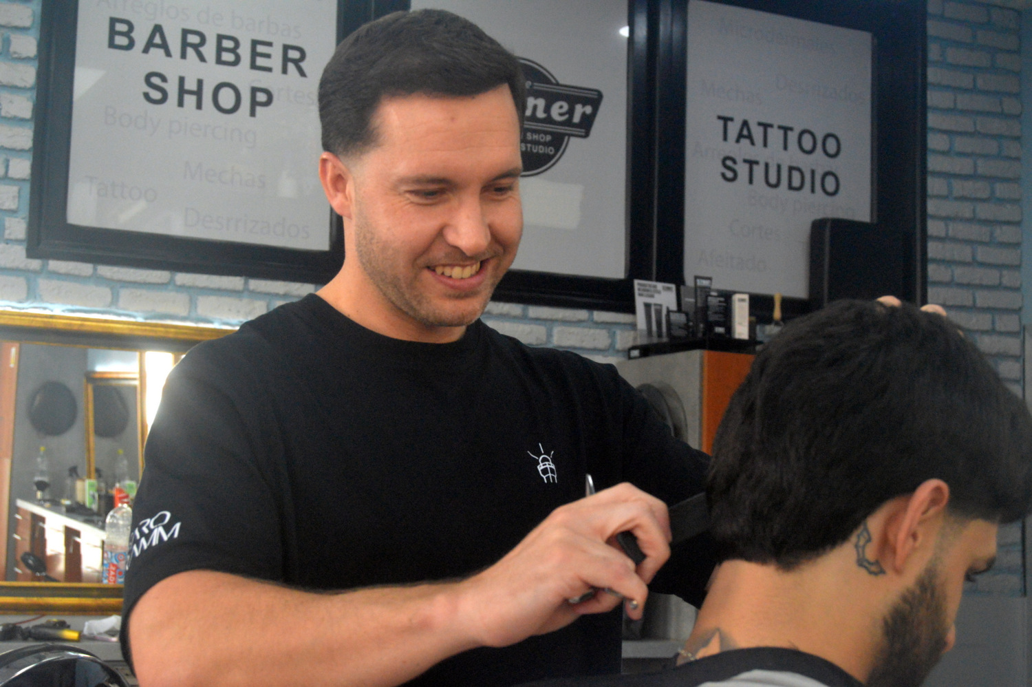 Mat&iacute;as Rodr&iacute;guez Perdomo, peluquero y barbero en The Korner (Foto: Juan Antonio Hern&aacute;ndez)