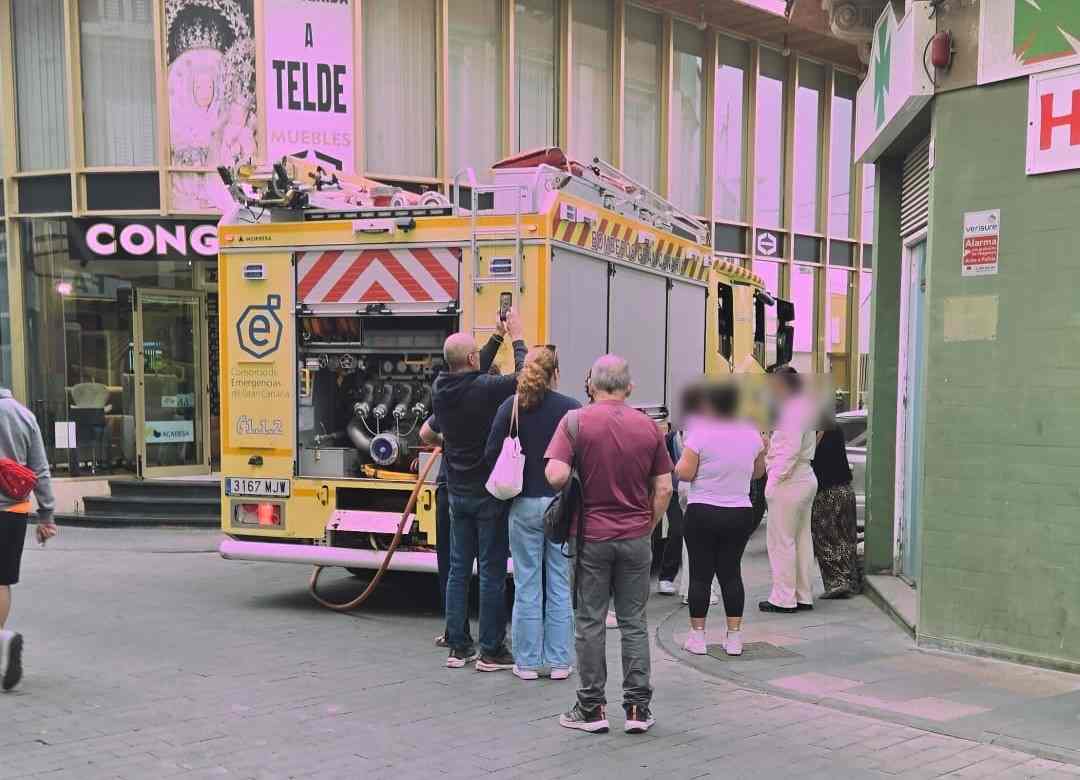 &Uacute;ltima Hora: Un coche se incendia y queda totalmente calcinado en plena calle del casco de Telde