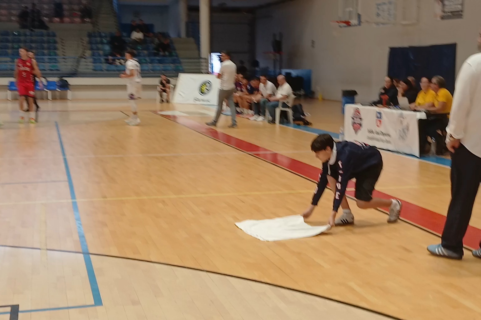 Un ni&ntilde;o que hac&iacute;a trabajo de mopa coloca el pa&ntilde;o sobre el parquet (Foto: Juan Antonio Hern&aacute;ndez)
