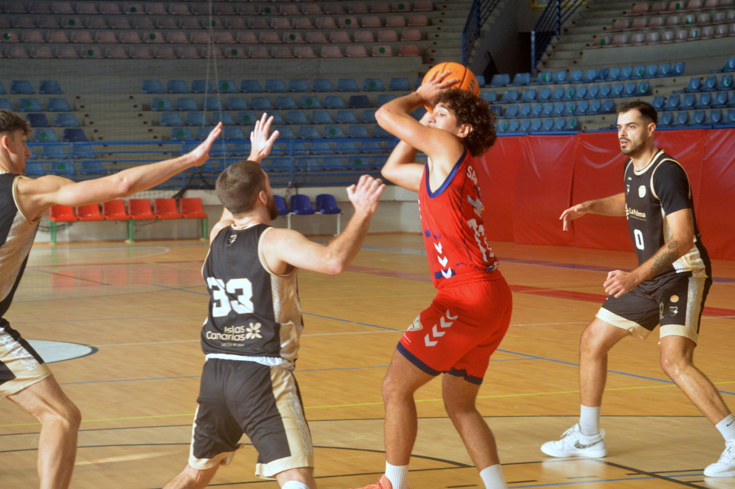 Instante del partido de la primera vuelta entre el CB Telde y la EB Felipe Ant&oacute;n en El Hornillo (Foto: Juan Antonio Hern&aacute;ndez)