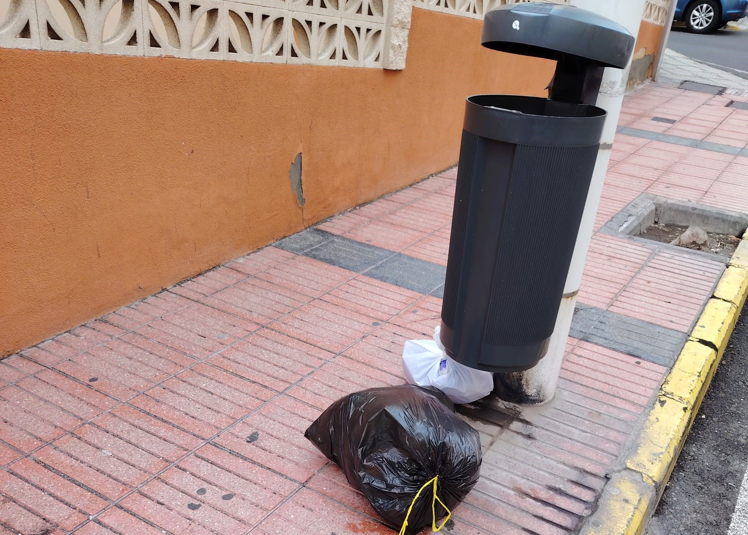 Vertidos de bolsas de basura junto a papeleras en La Garita