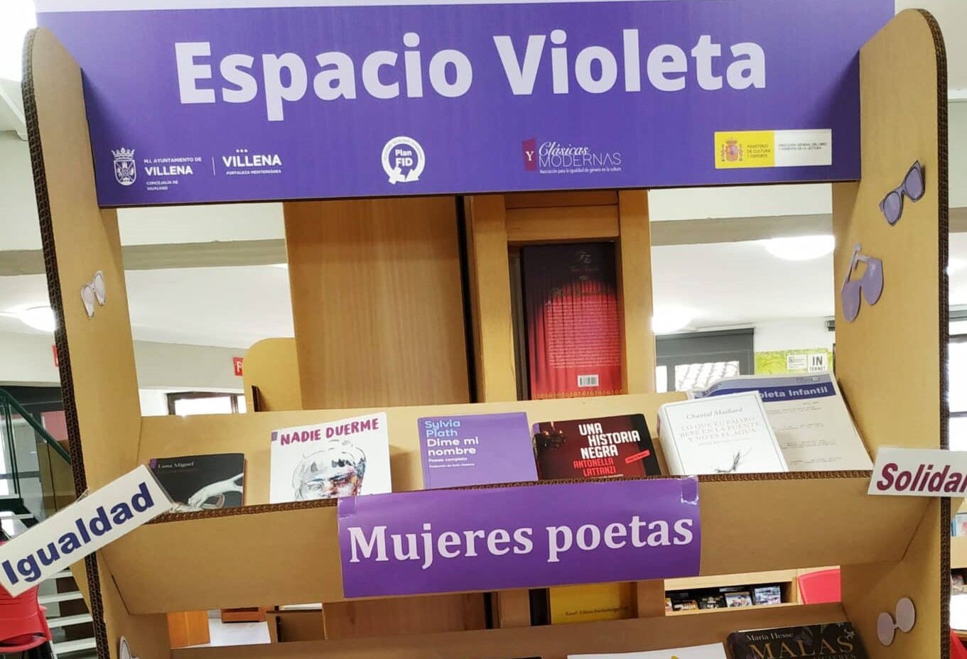 Imagen de un Espacio Violeta en una biblioteca p&uacute;blica/TA.