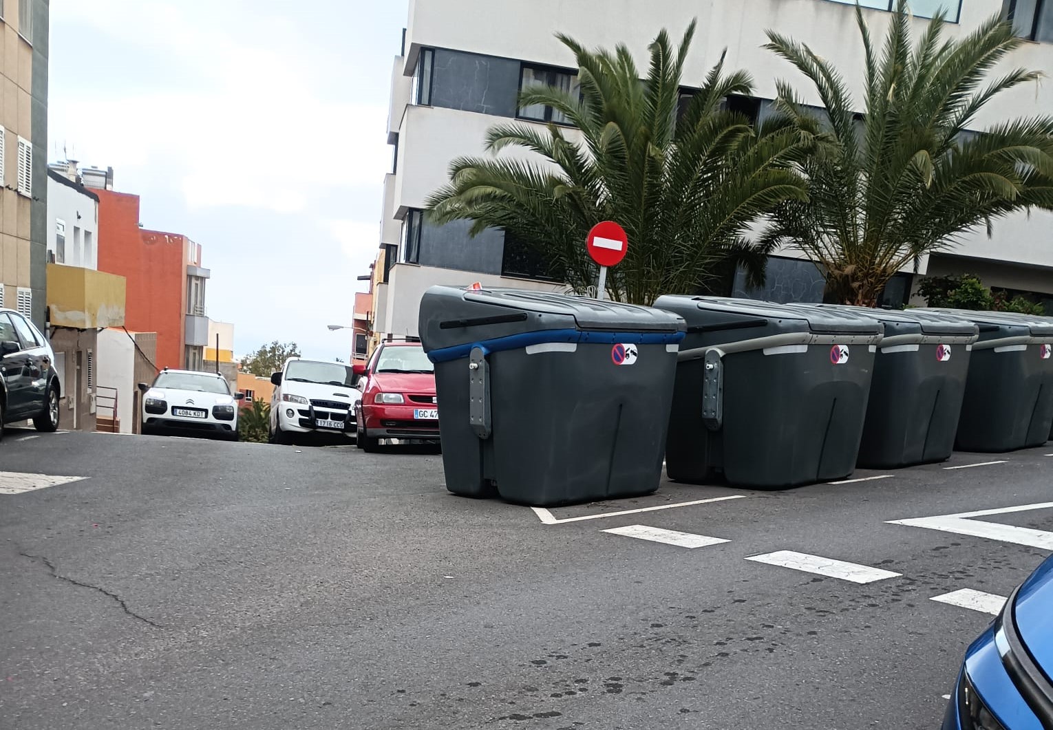 Contenedores con preferencia de paso en La Herradura