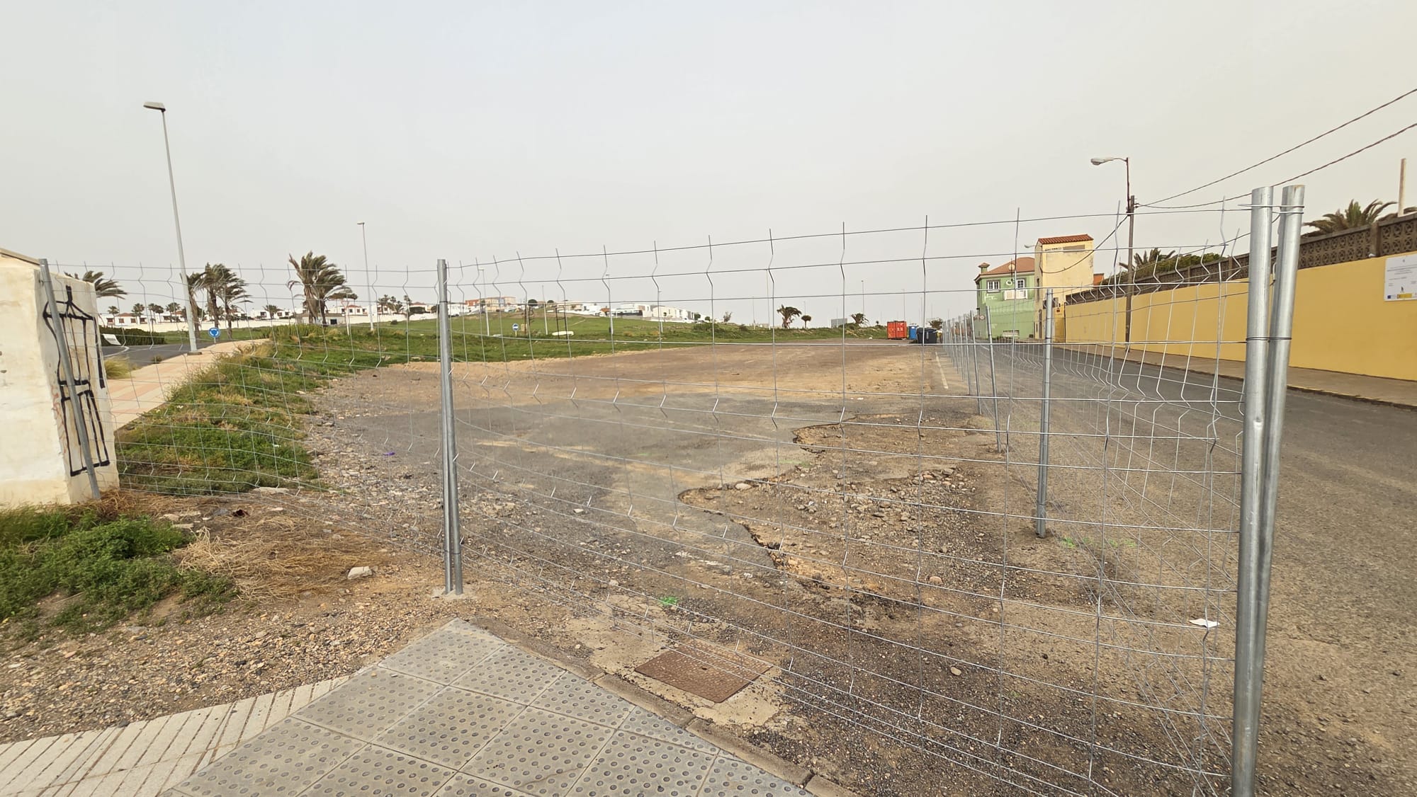 Vallado del solar donde se construir&aacute; el supermercado/TA.