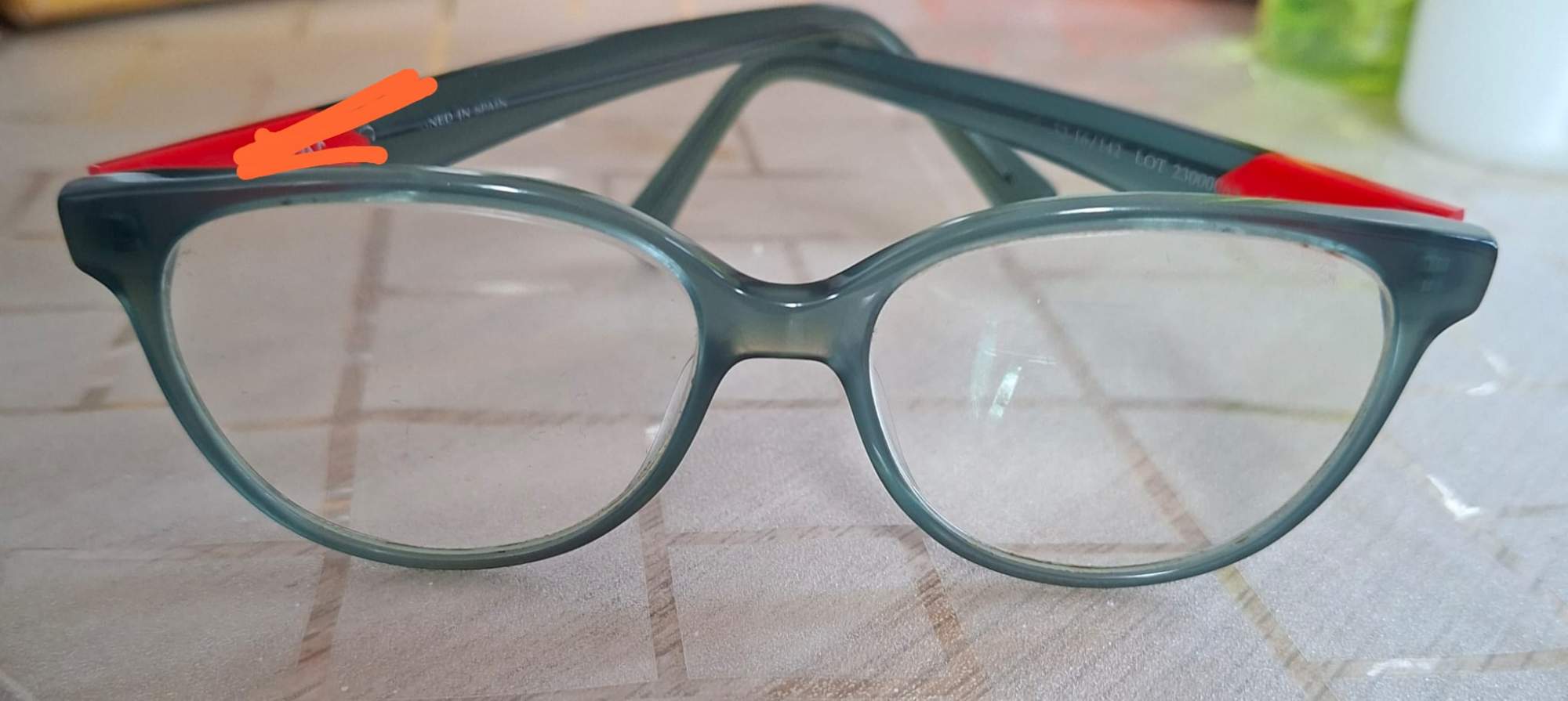 Buscan al dueño de unas gafas graduadas infantiles halladas en Arnao