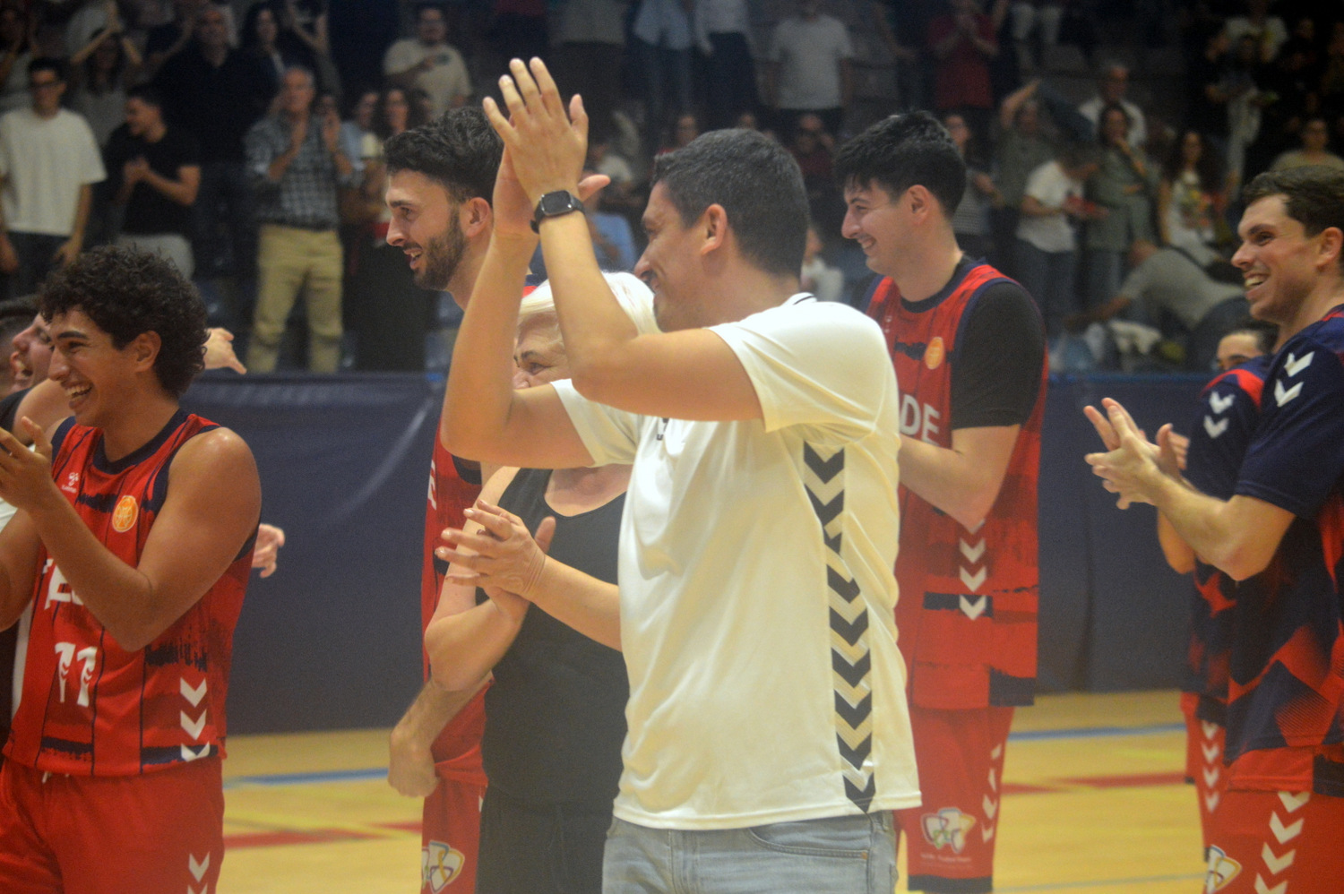 Tony Esparrag&oacute;n celebra la permanencia del CB Telde (Foto: Juan Antonio Hern&aacute;ndez)