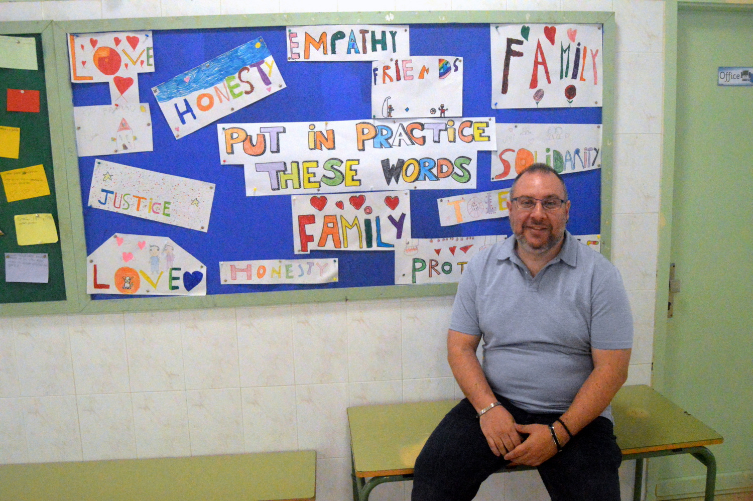 Alexis Ravelo, delante de un tabl&oacute; con consignas en ingl&eacute;s (Foto: Juan Antonio Hern&aacute;ndez)