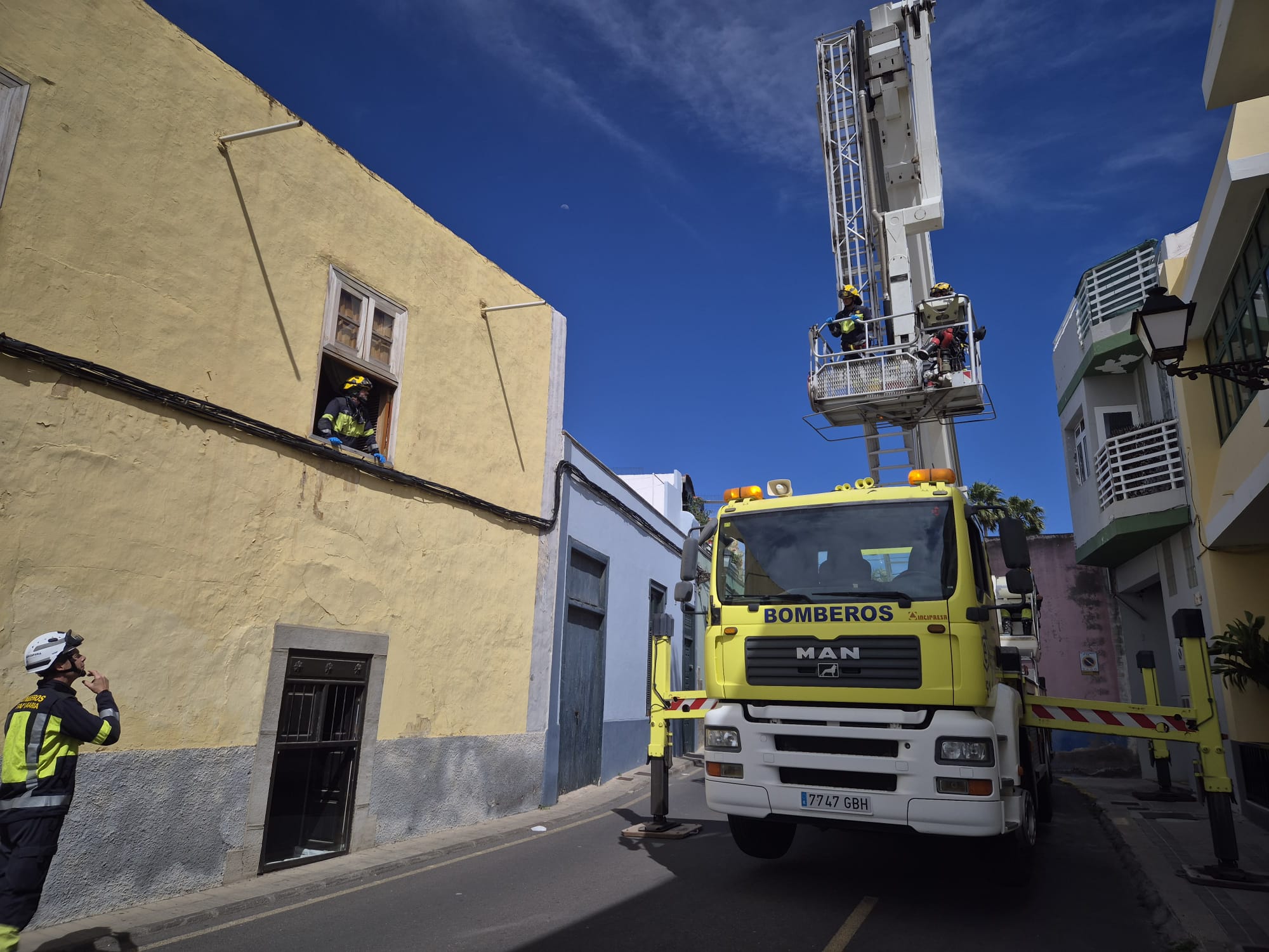 Rescate con autoescalera de una octogenaria en Telde
