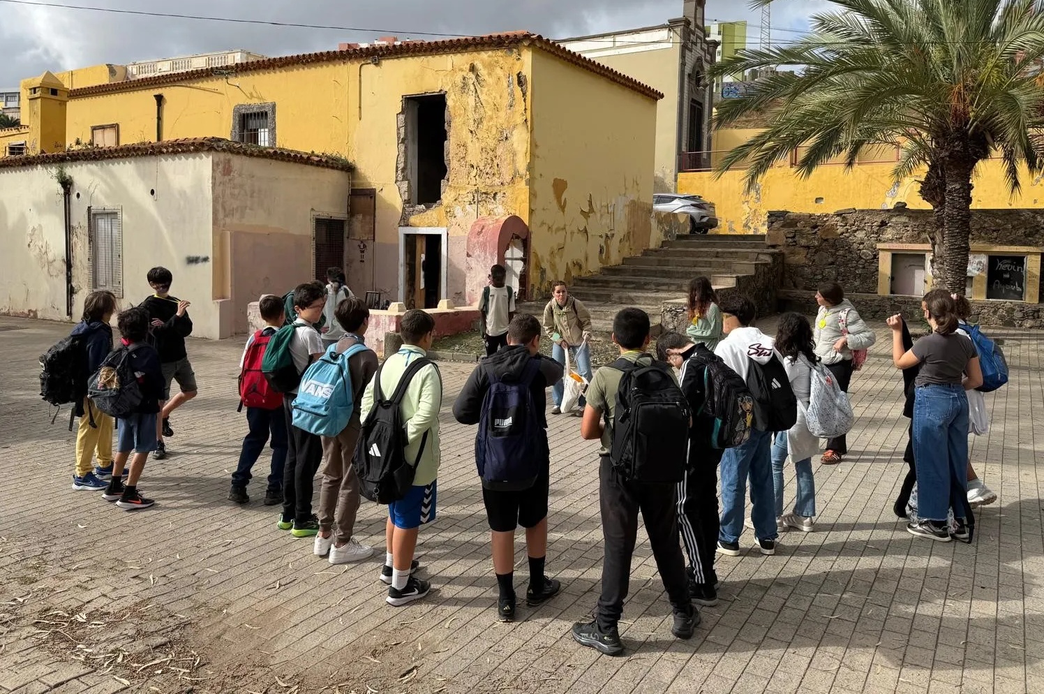 Grupo de alumnos en la Casa de la Condesa, Jin&aacute;mar (Foto: IES Tafira Nelson Mandela)