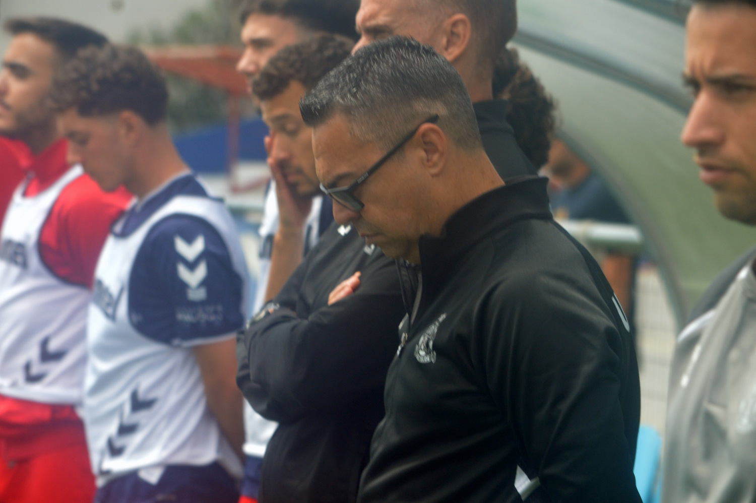 Tino D&eacute;niz, durante el minuto de silencio por &Aacute;ngel S&aacute;nchez (Foto: Juan Antonio Hern&aacute;ndez)