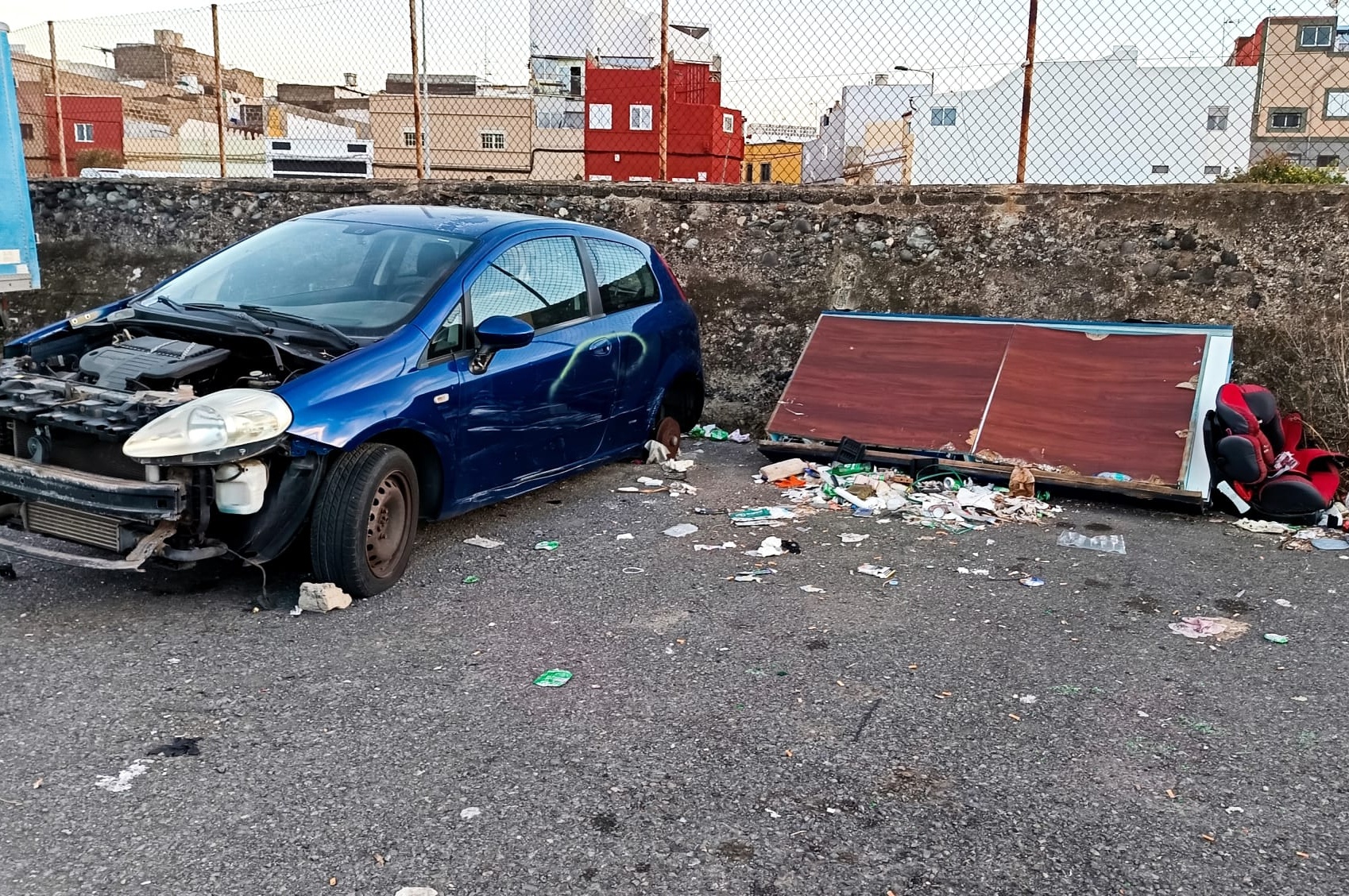 Varios desguaces se ofrecen a Telde para retirar los vehículos abandonados