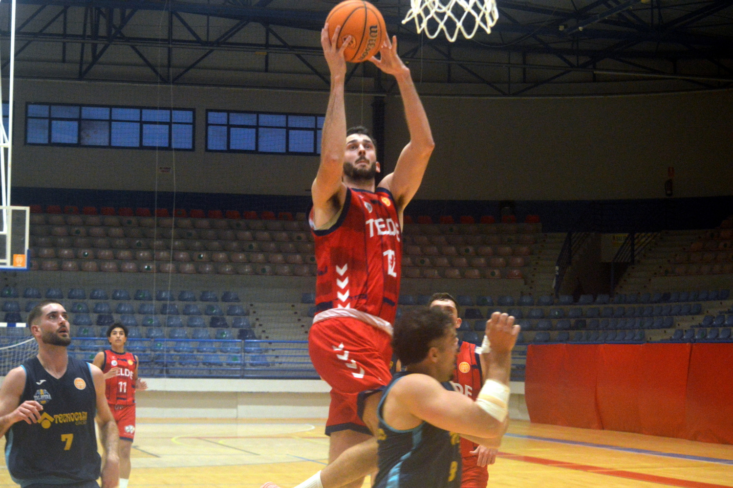 Alberto Vidal busca el mate ante el Baloncesto Talavera (Foto: Juan Antonio Hern&aacute;ndez)