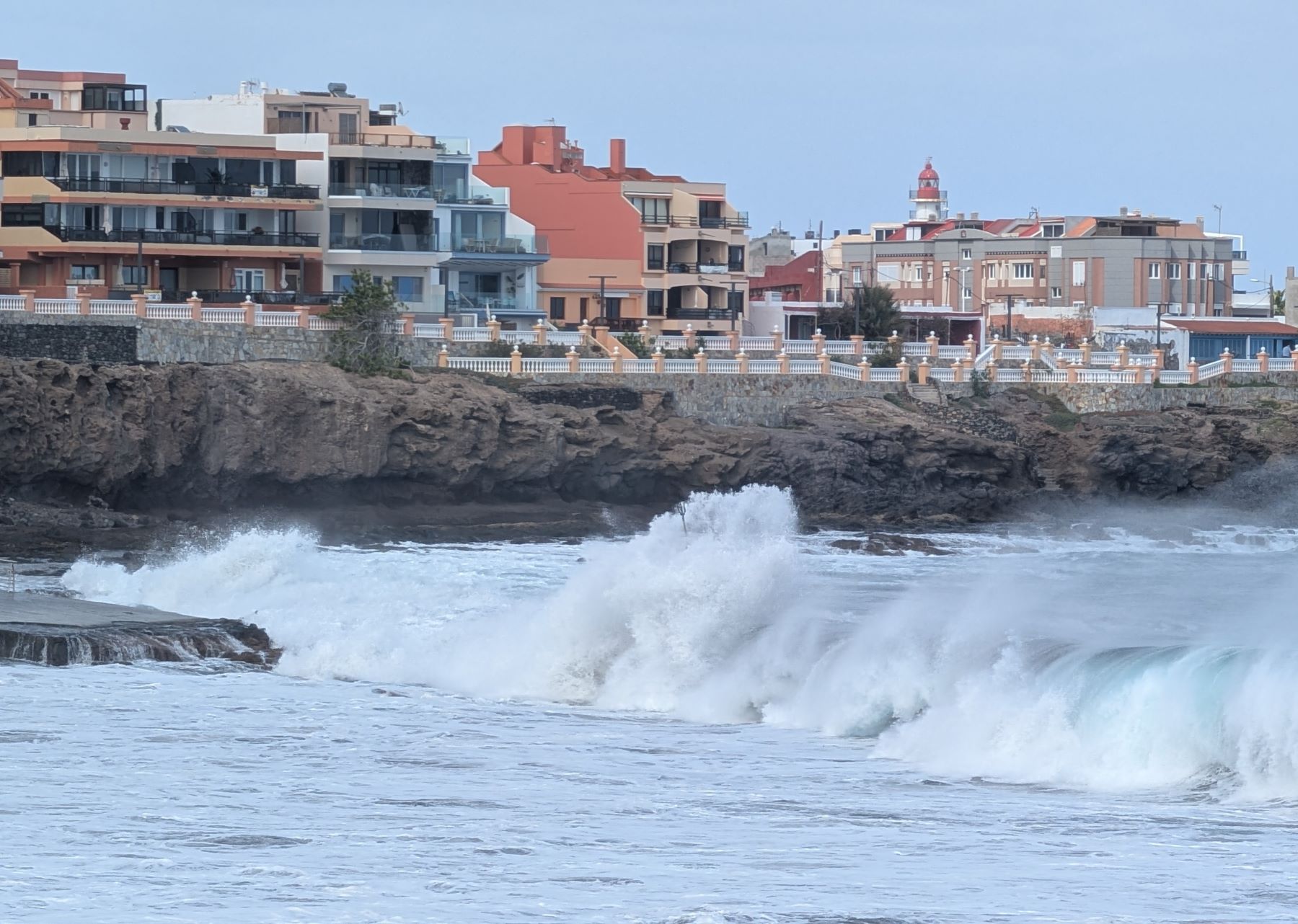 Mar brava en la costa de Telde/Antonio Rico.