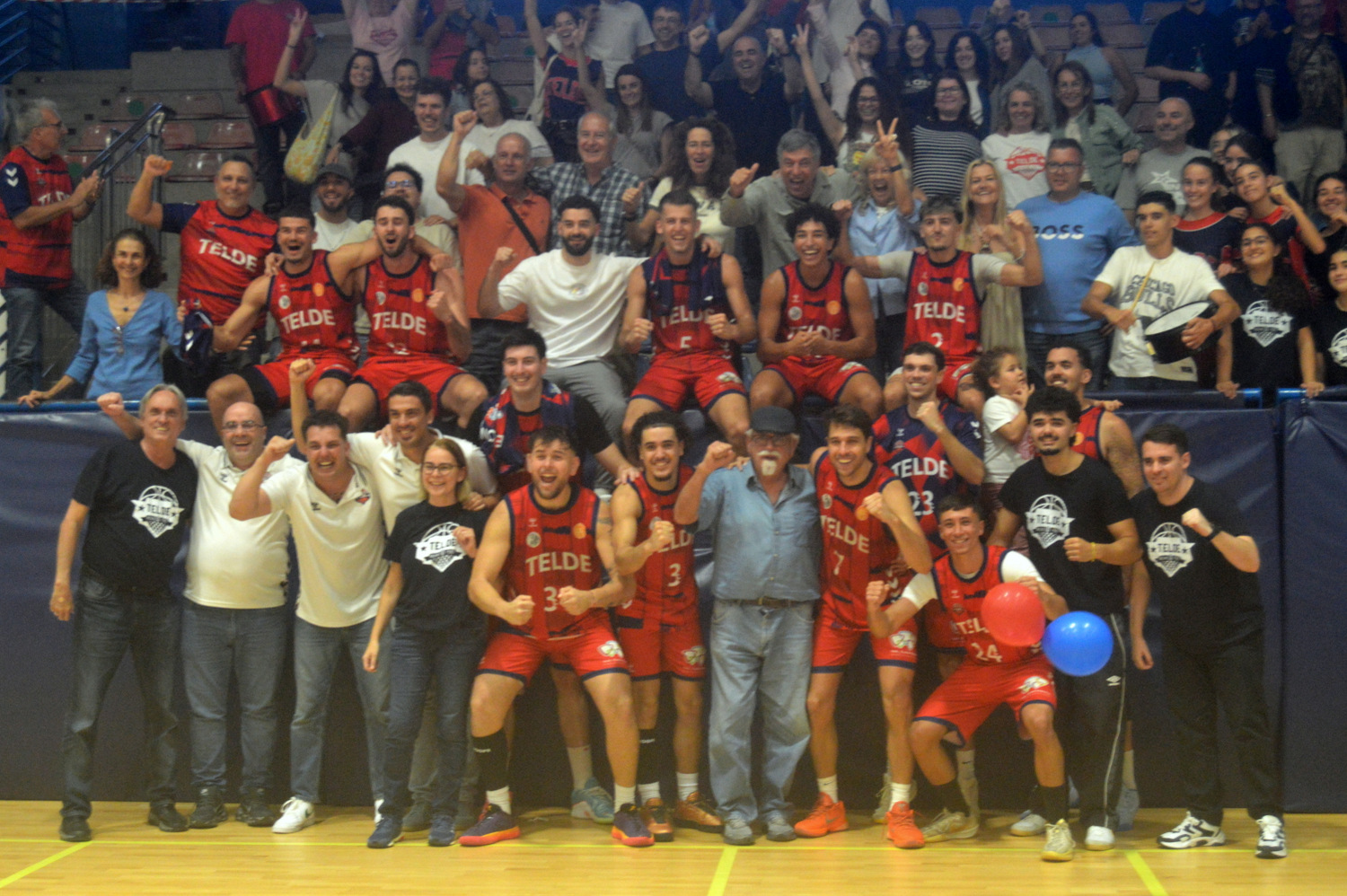 Los jugadores y el cuerpo t&eacute;cnico del CB Telde celebran la permanencia con su afici&oacute;n (Foto: Juan Antonio Hern&aacute;ndez)