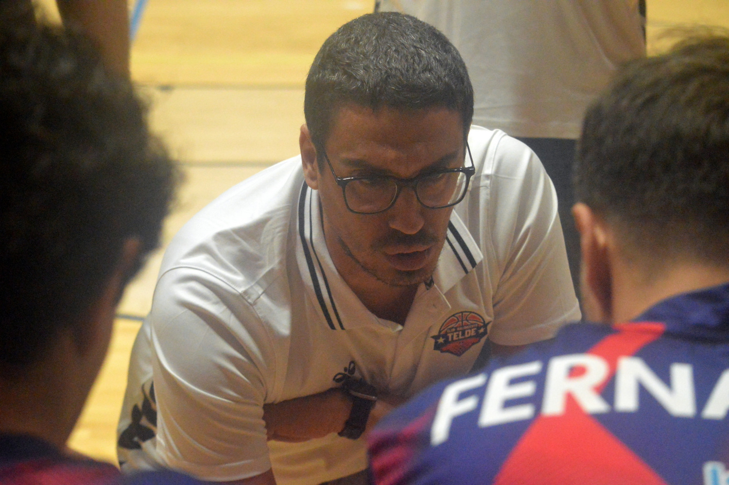 Tony Esparrag&oacute;n da instrucciones a sus jugadores en los segundos previos al partido (Foto: Juan Antonio Hern&aacute;ndez)