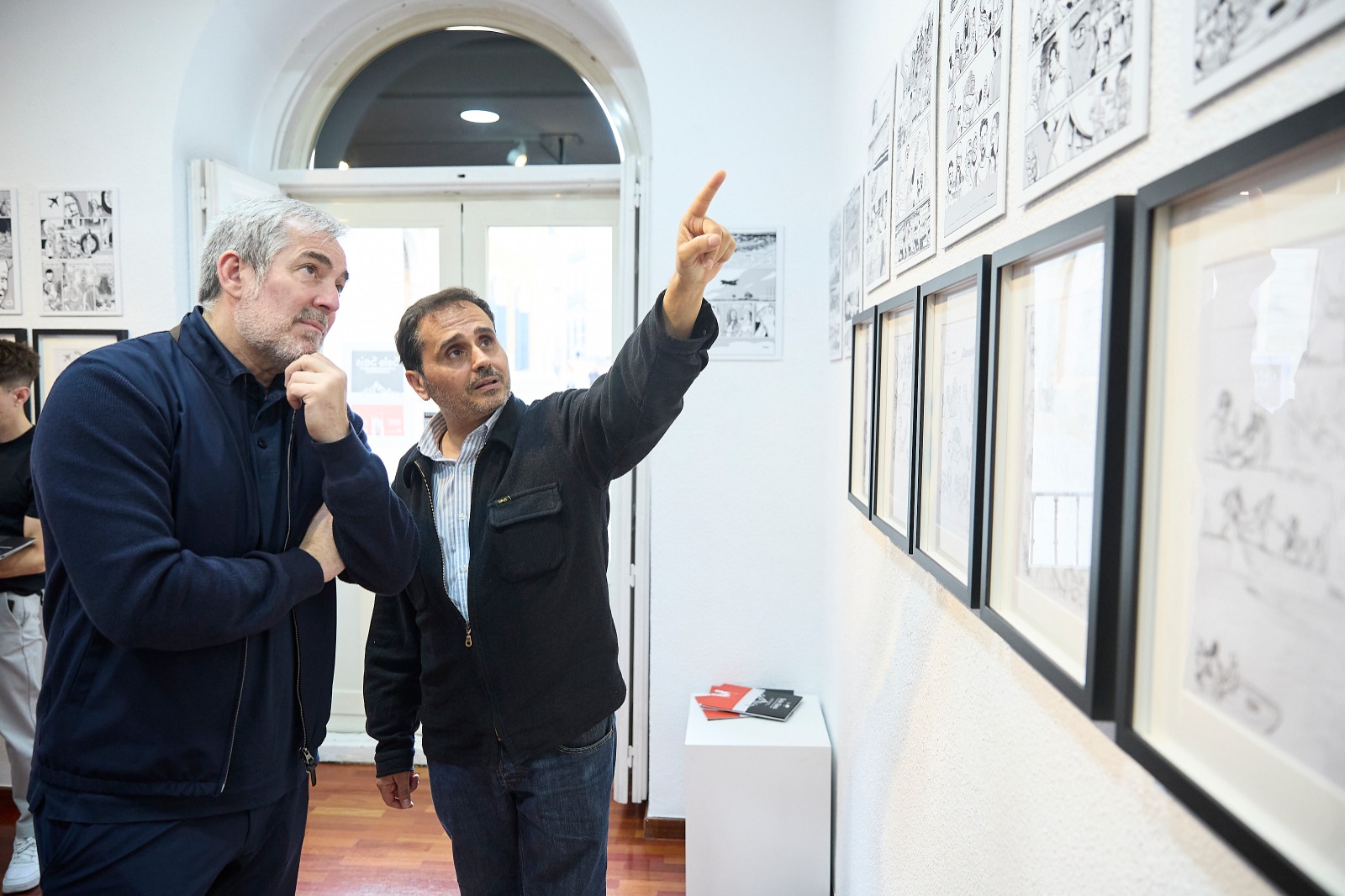 Fernando Clavijo, presidente del Gobierno de Canarias, en su visita a la exposici&oacute;n (Foto: Direcci&oacute;n General de Comunicaci&oacute;n)