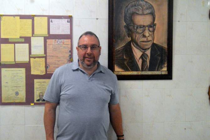 Alexis Ravelo Su&aacute;rez, director del CEIP Saulo Tor&oacute;n, al lado de un retratro del poeta que nomina al centro (Foto: Juan Antonio Hern&aacute;ndez)