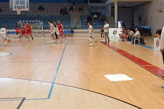 Momento del partido con el pa&ntilde;o en el parquet (Foto: Juan Antonio Hern&aacute;ndez)