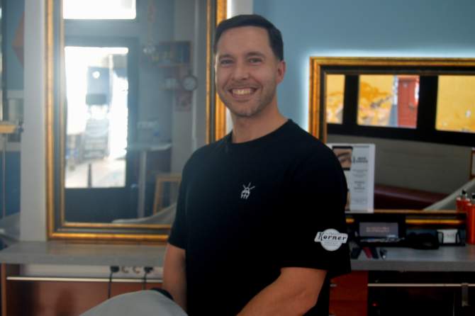 Mat&iacute;as Rodr&iacute;guez Perdomo, peluquero y barbero en The Korner (Foto: Juan Antonio Hern&aacute;ndez)