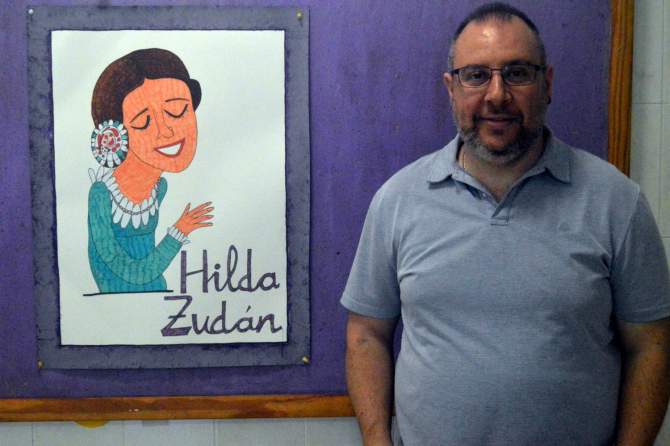 Alexis Ravelo, junto a un dibujo de la tambi&eacute;n teldense HIlda Zud&aacute;n (Foto: Juan Antonio Hern&aacute;ndez)