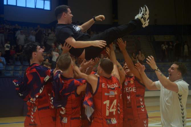 Juan Luis Quevedo, manteado por los jugadores del equipo (Foto: Juan Antonio Hern&aacute;ndez)