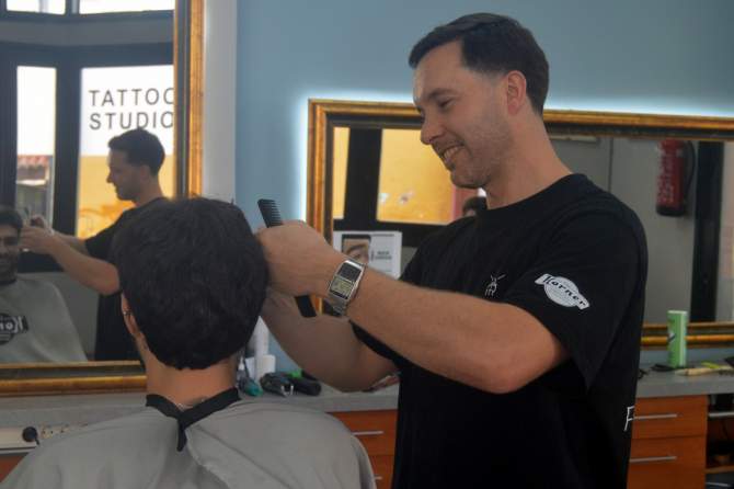 Mat&iacute;as Rodr&iacute;guez Perdomo, peluquero y barbero en The Korner (Foto: Juan Antonio Hern&aacute;ndez)