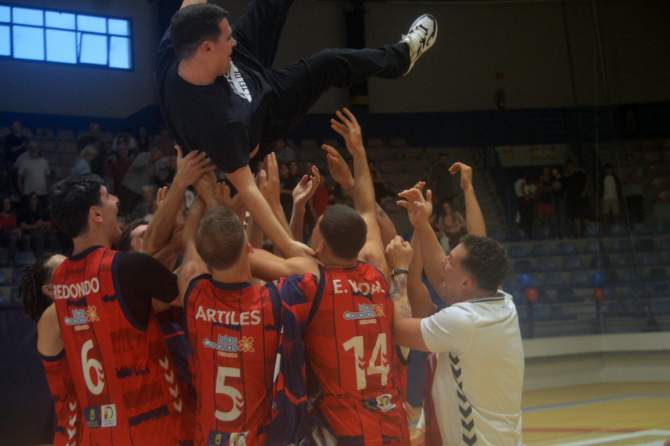 Juan Luis Quevedo, manteado por los jugadores del equipo (Foto: Juan Antonio Hern&aacute;ndez)