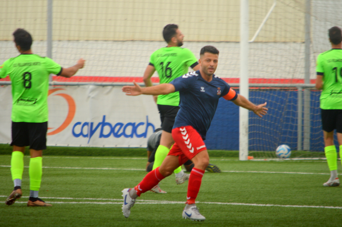Humberto Ramírez celebra el gol que marcó contra la SD VIllaverde Norte en la primera vuelta (Foto: Juan Antonio Hernández)