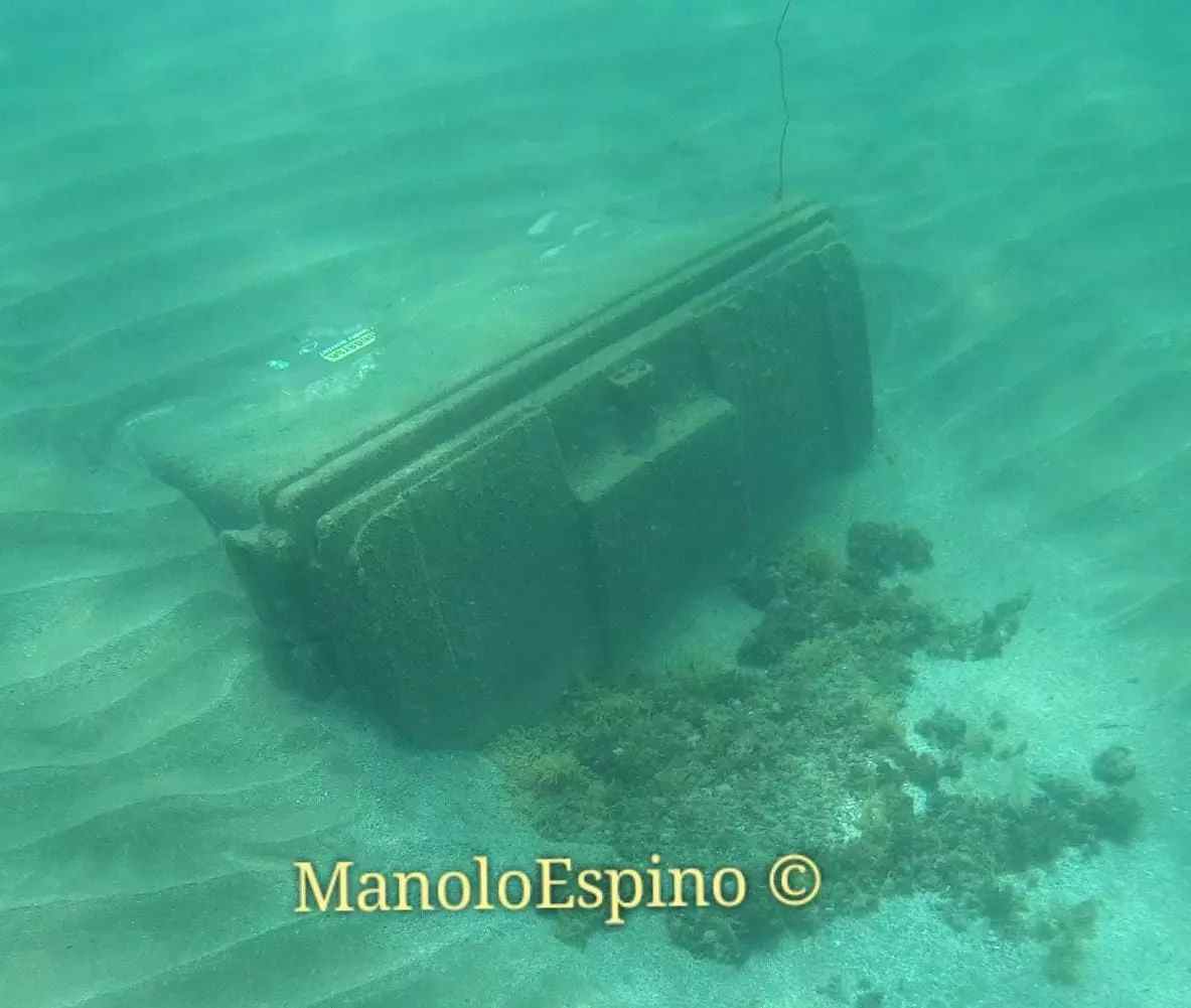 Contenedor en los fondos marinos de Salinetas/Manuel Espino.