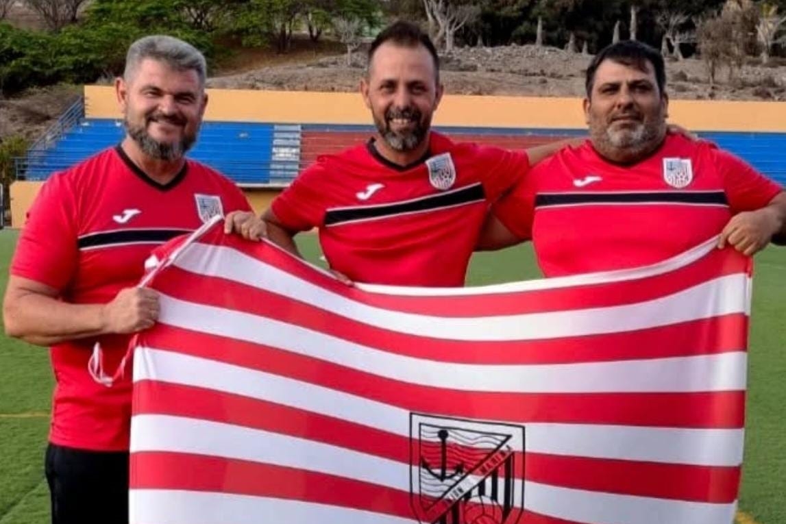 Miguel Echedey Santos, en el centro, entrenador del Unión Marina Miguel Echedey Santos, en el centro, entrenador del Unión Marina