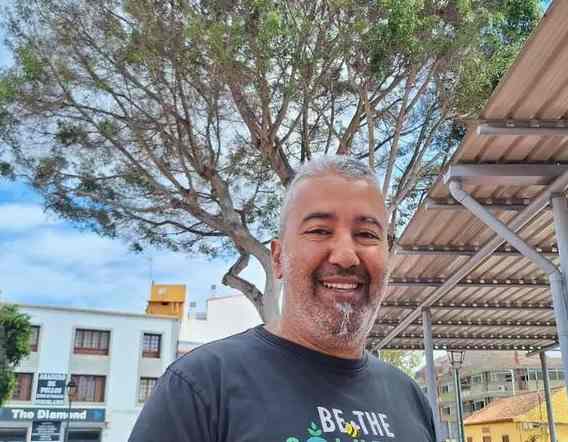 Miguel Ángel Pérez, con uno de los árboles de gran porte en la plaza del Valle de Jinámar a su espalda/LP/DLP.