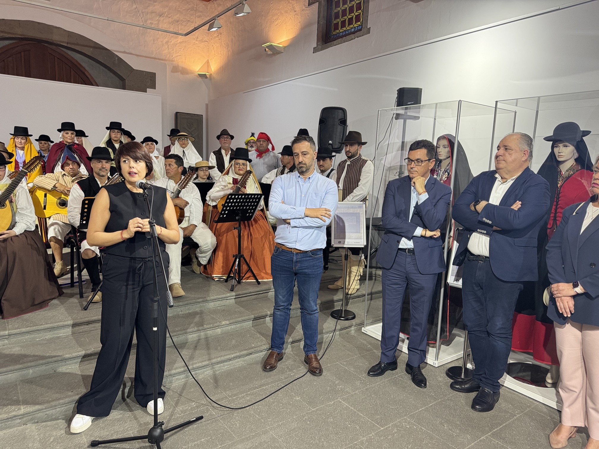 Momento del acto inaugural de la exposici&oacute;n, esta noche en la ermita de San Pedro M&aacute;rtir/TA.