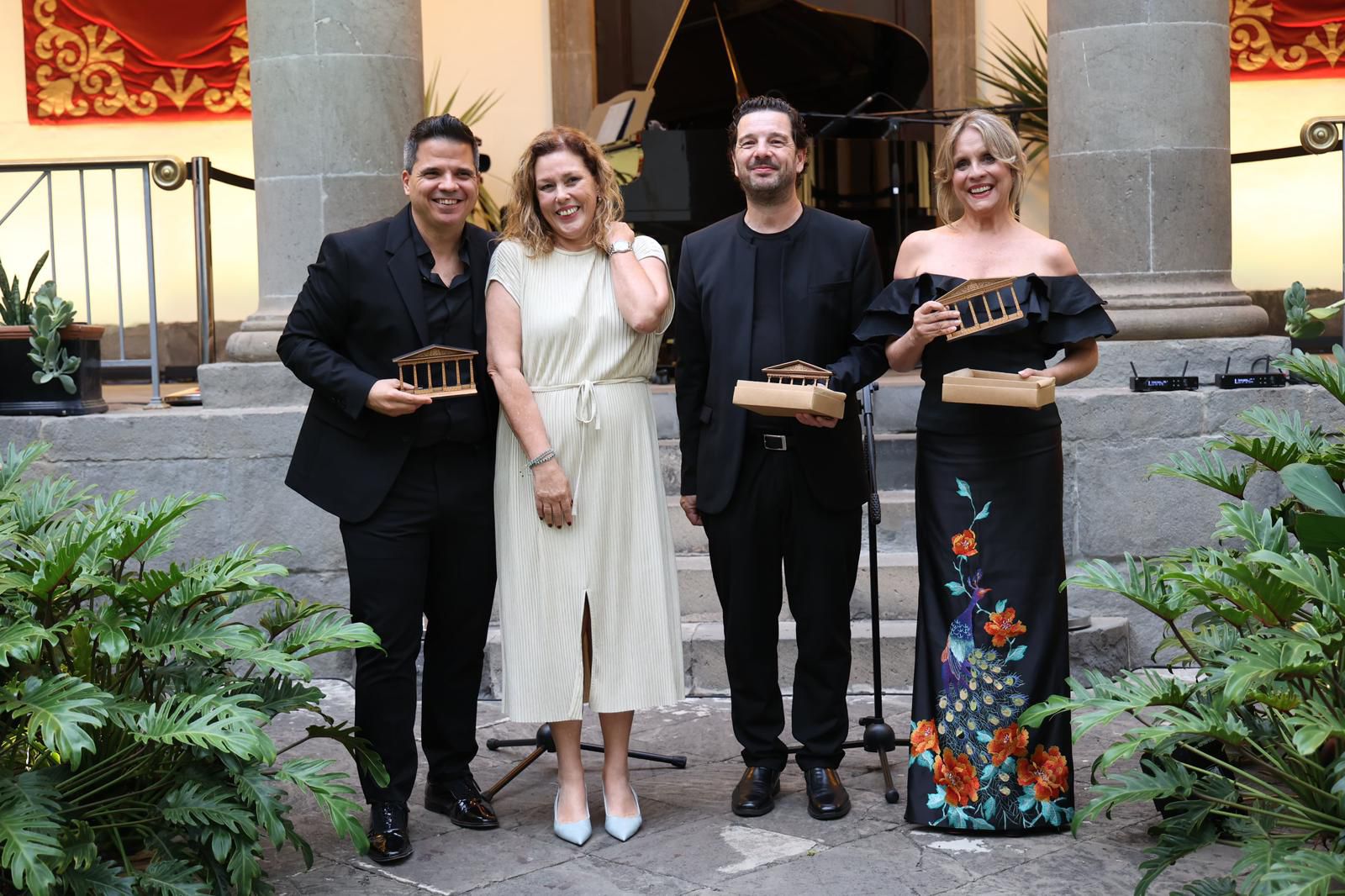 Protagonistas en el concierto institucional por el D&iacute;a de Canarias con &Aacute;strid P&eacute;rez (Foto: Parlamento)