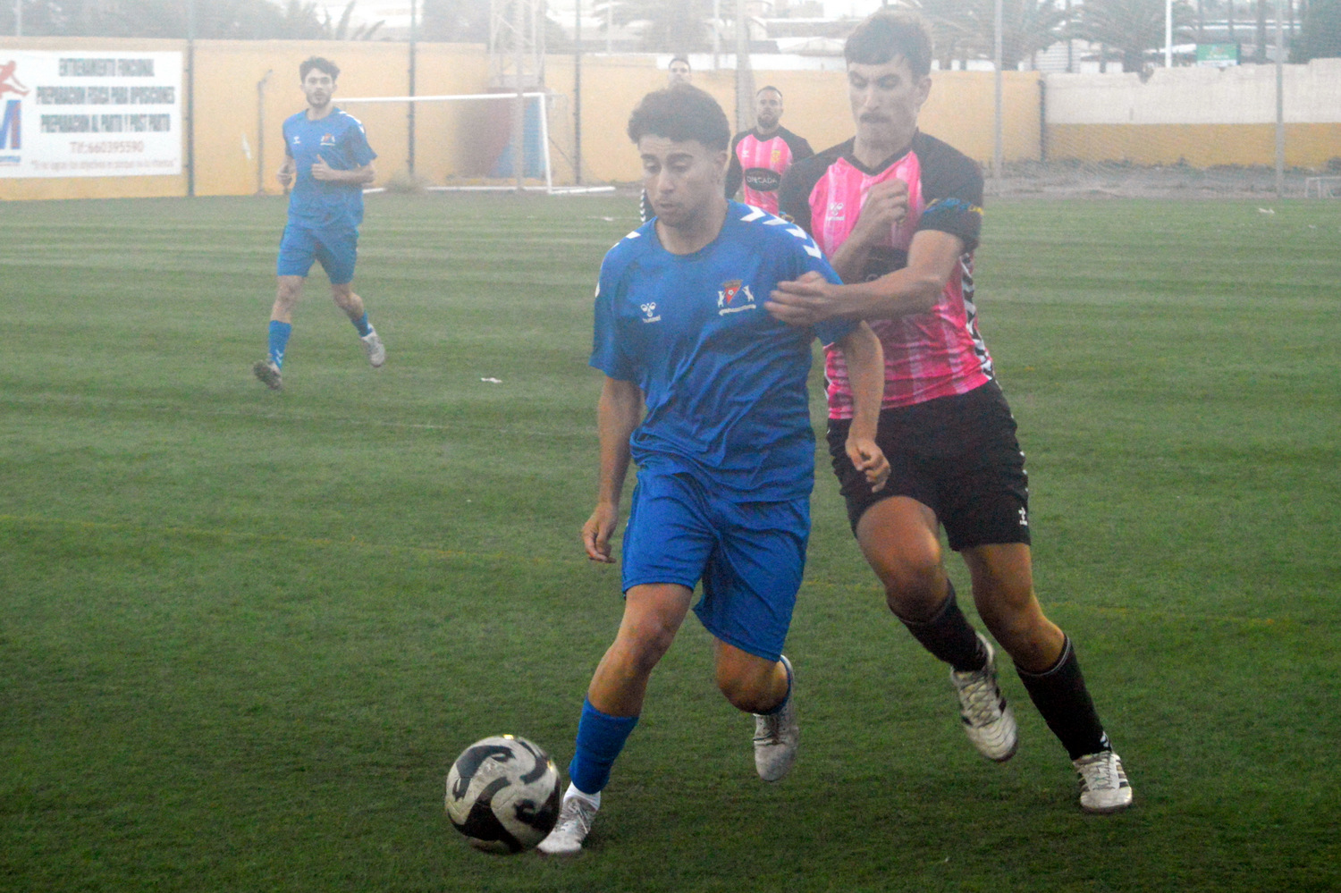 Imagen del derbi teldense entre CF La Garita y CD Las Longueras celebrado el pasado jueves (Foto: Juan Antonio Hern&aacute;ndez)