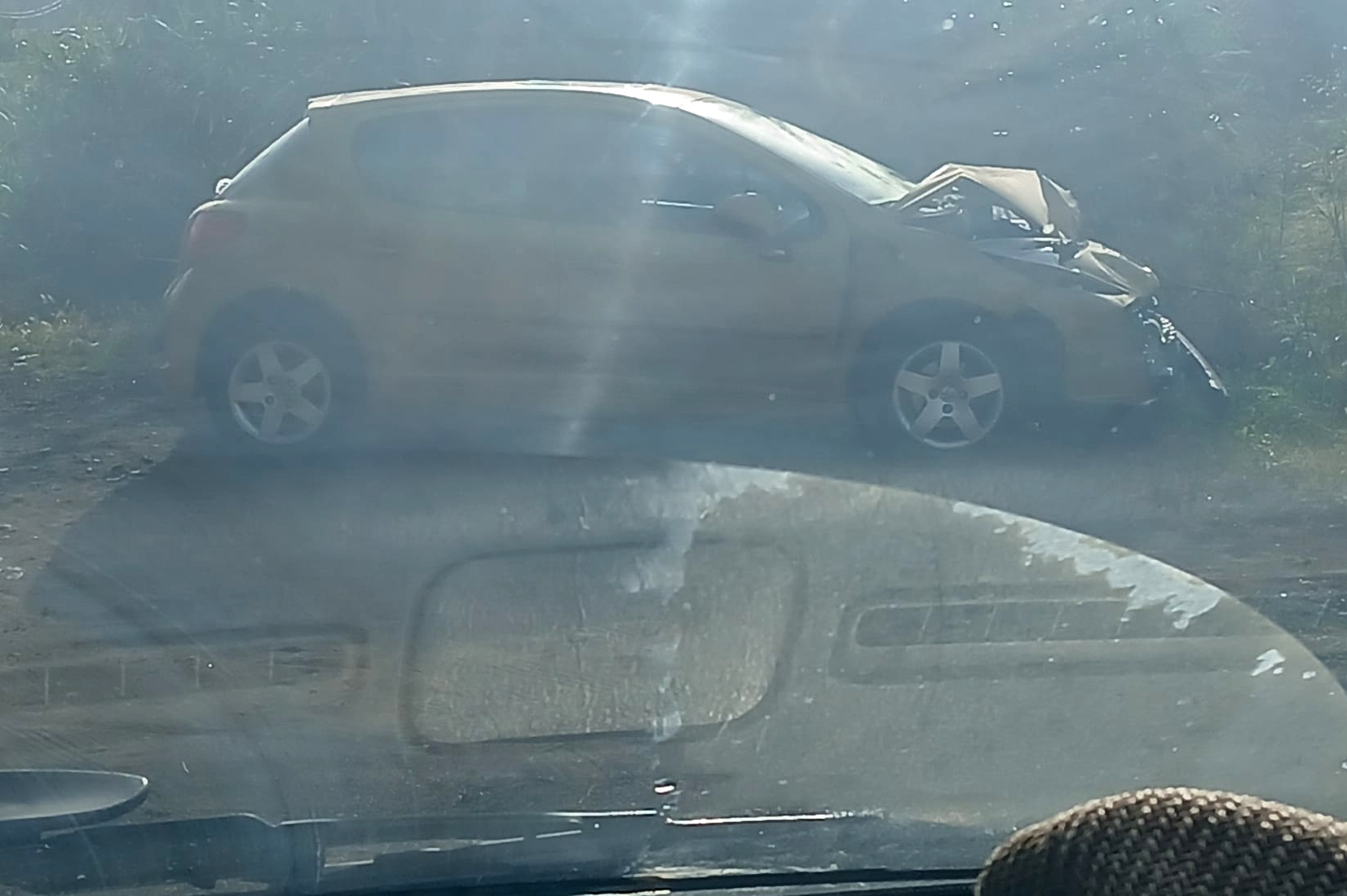 Coche abandonado en El Tundidor (Fotos cedidas)