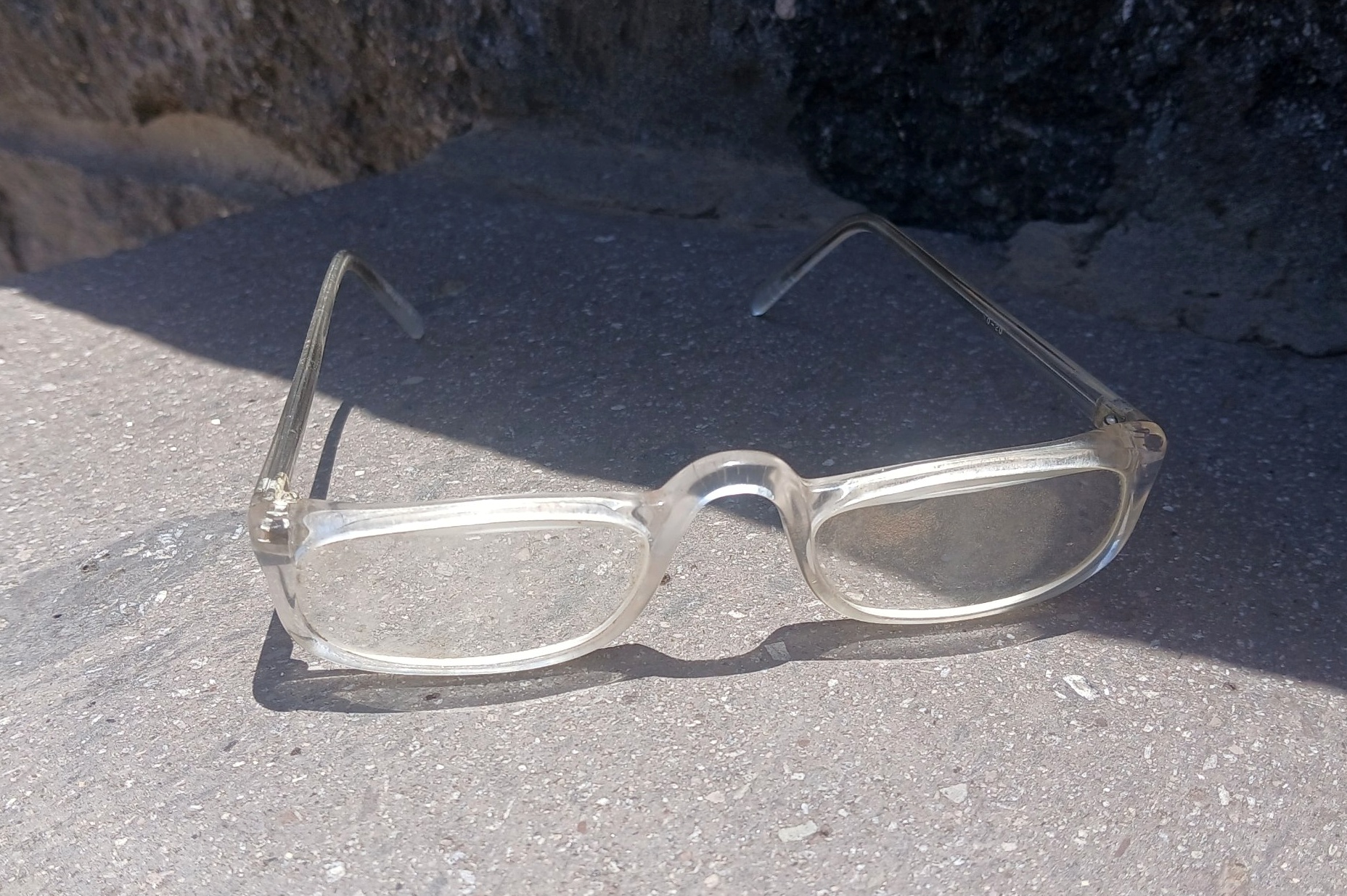 Gafas traslúcidas perdidas en las cercanías del Parque Arnao