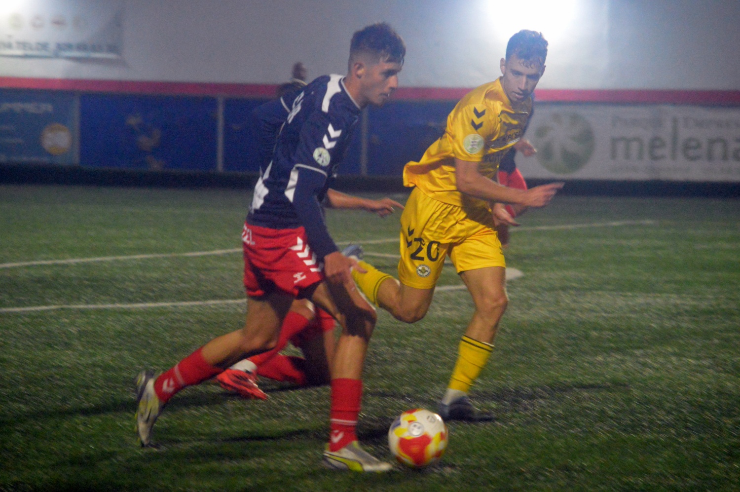 Salida de bal&oacute;n de la UD Telde ante el Villa Santa Br&iacute;gida por medio de Eliezer Gonz&aacute;lez (Foto: Juan Antonio Hern&aacute;ndez)