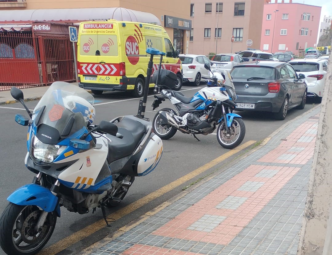 Motos de la Polic&iacute;a Local y ambulancia del SUC en la calle donde se produjo el &oacute;bito/TA.
