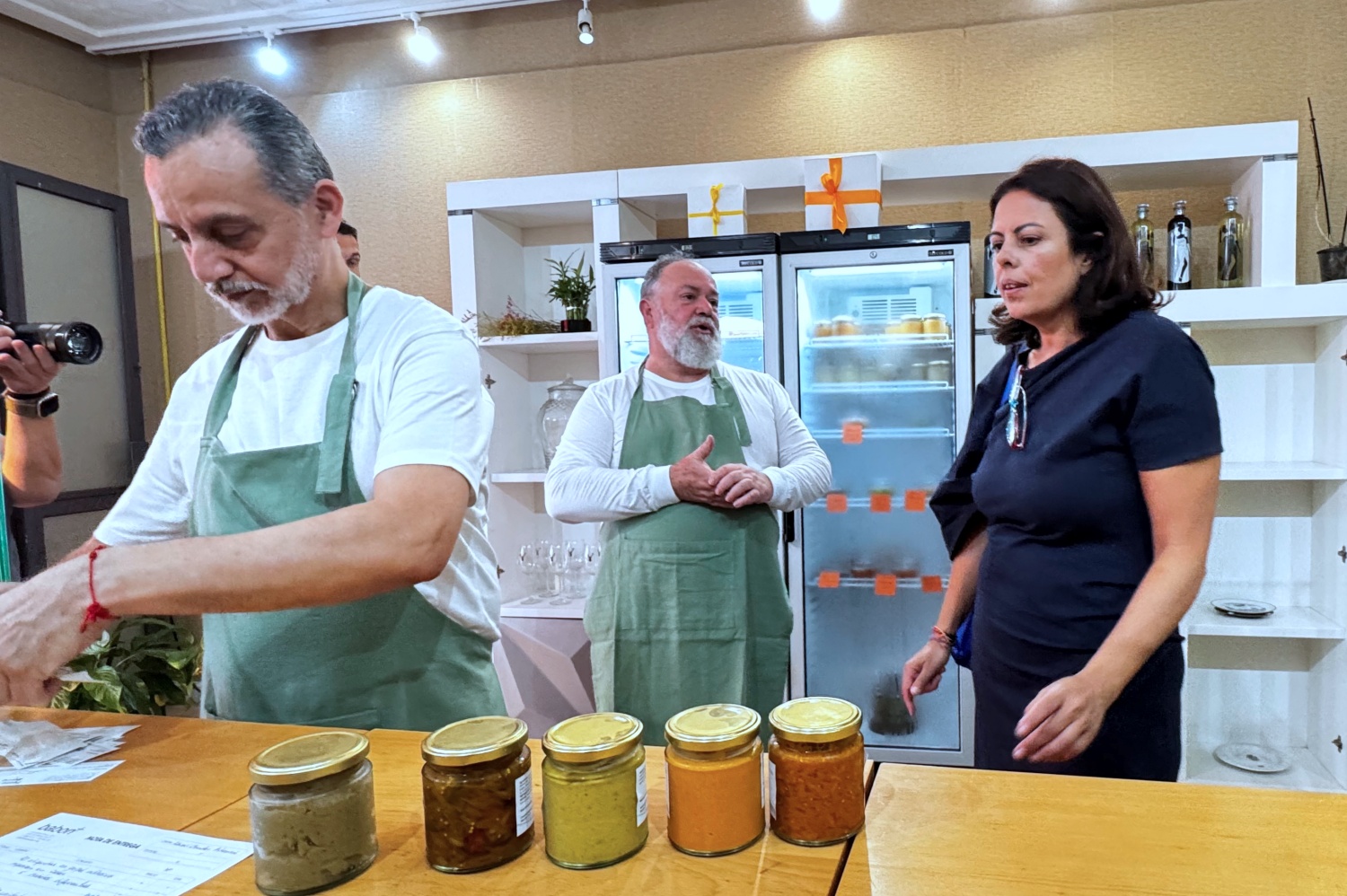 Minerva Alonso, con los propietarios del negocio capitalino (Foto: Cabildo de Gran Canaria)