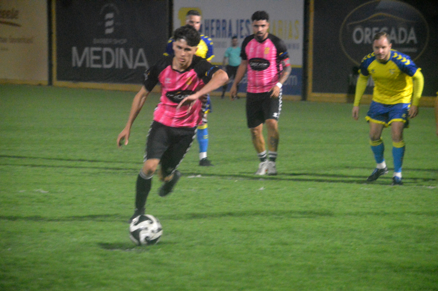 Hugo Limi&ntilde;ana lanza el penalti con el que le dio el triunfo a CF La Garita (Foto: Juan Antonio Hern&aacute;ndez)
