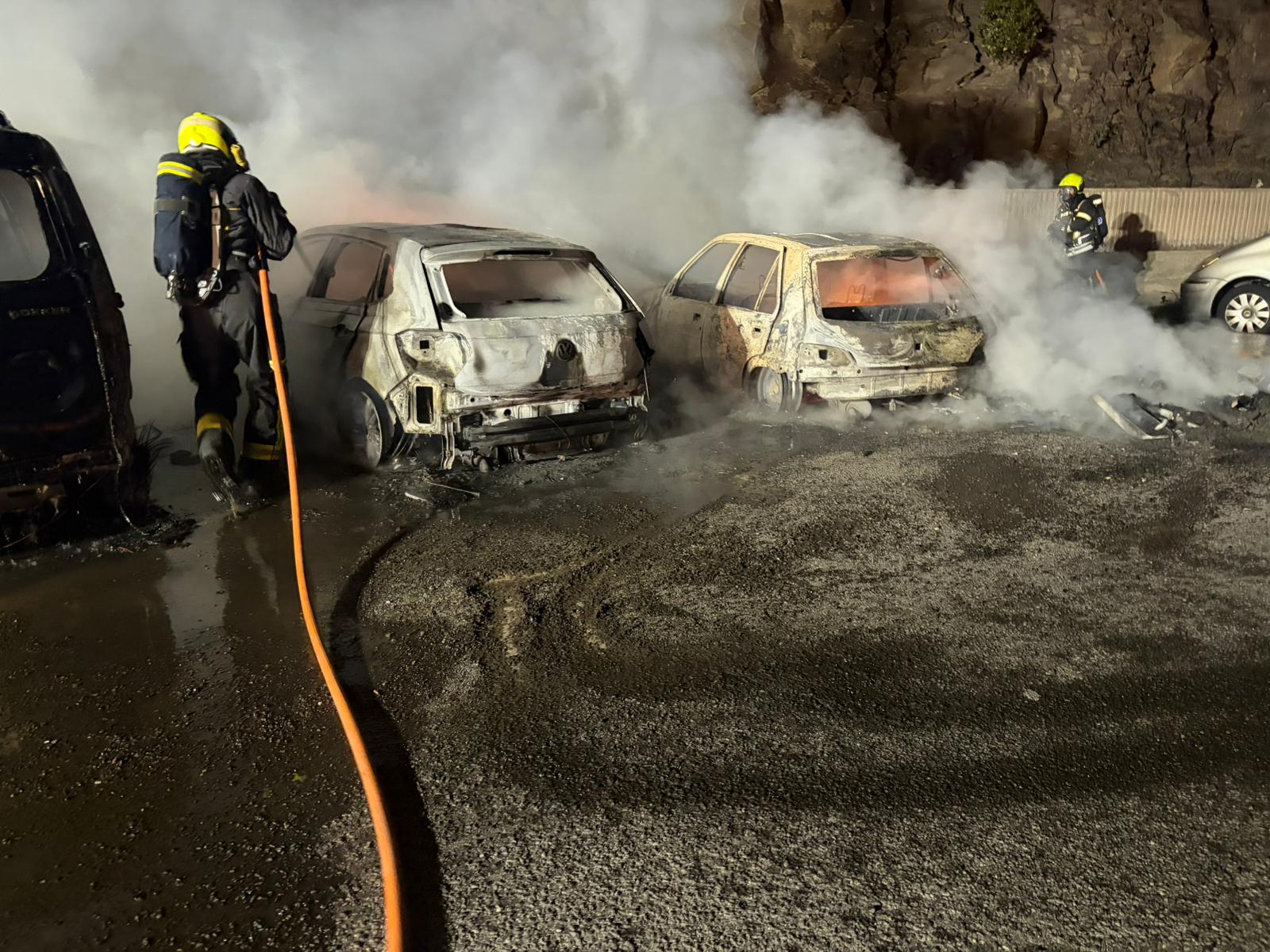 Un incendio calcina tres coches en Jinámar