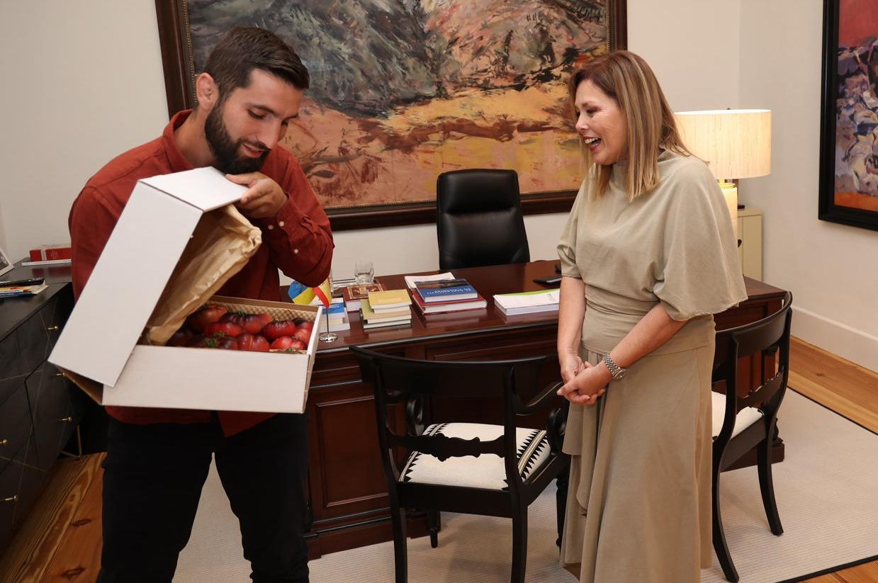 Sergio P&eacute;rez le ense&ntilde;a sus verduras a Astrid P&eacute;rez (Foto: Parlamenro de Canarias)
