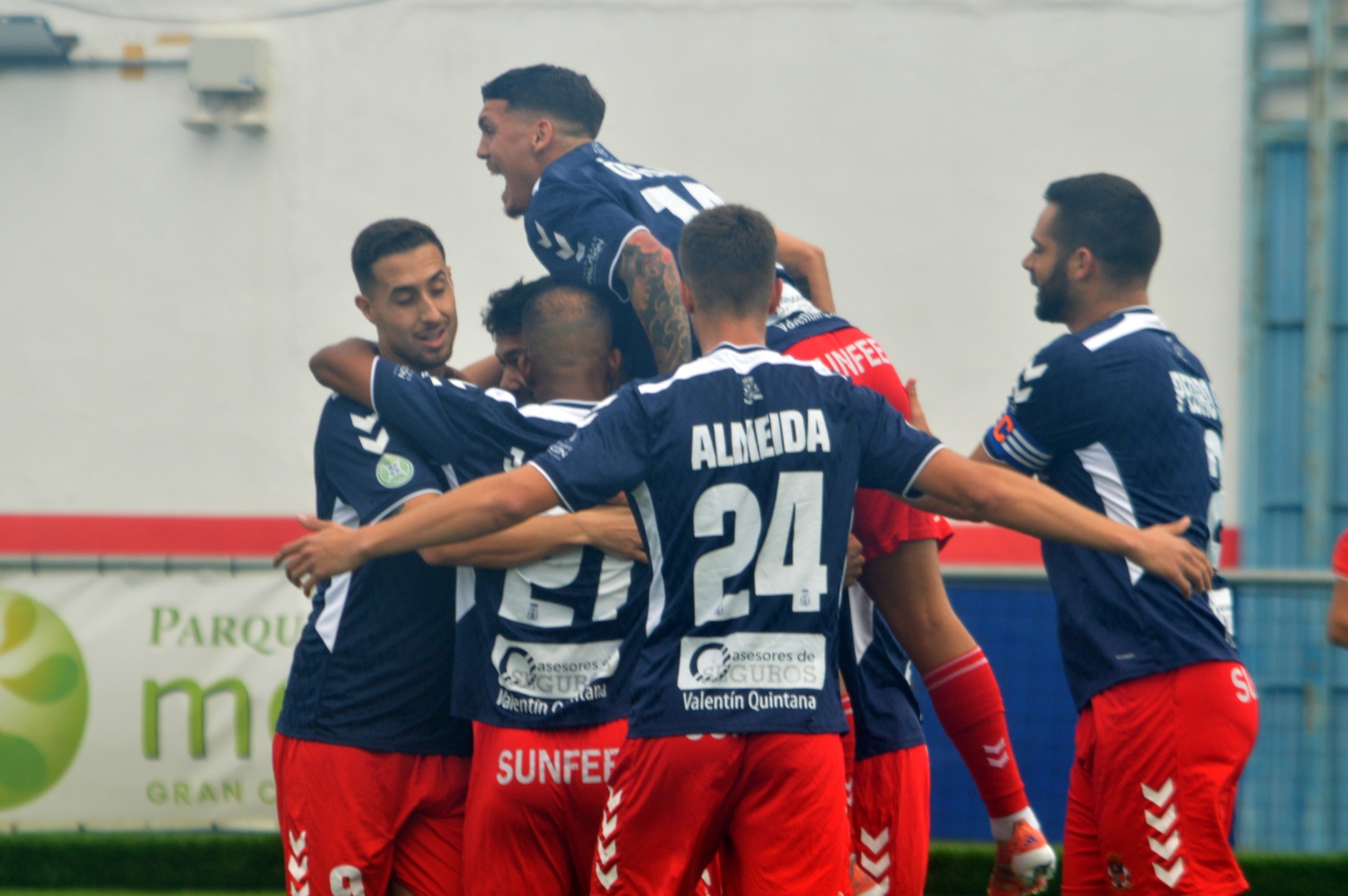 Celebraci&oacute;n del gol de Said Ougri ante el Uni&oacute;n Sur Yaiza en la primera vuelta (Foto: Juan Antonio Hern&aacute;ndez)