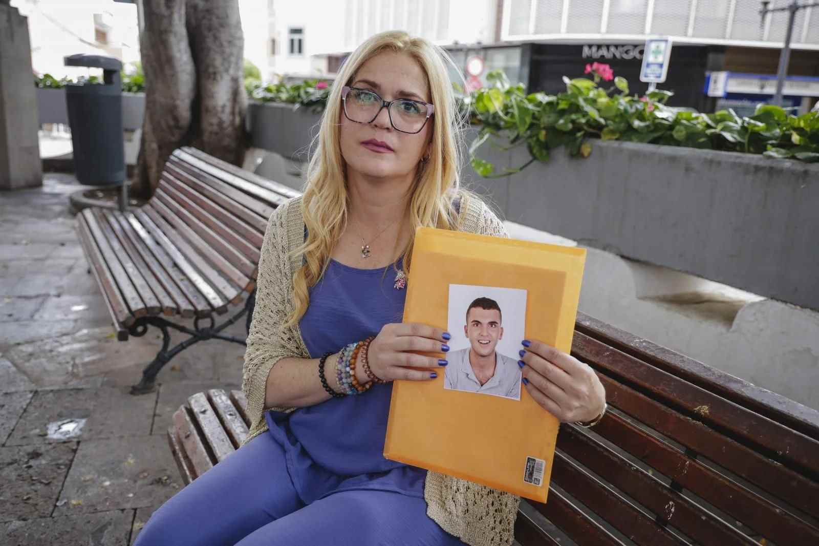 Saro Ram&iacute;rez mostrando la foto de Eliacer, fallecido en 2024./C7.
