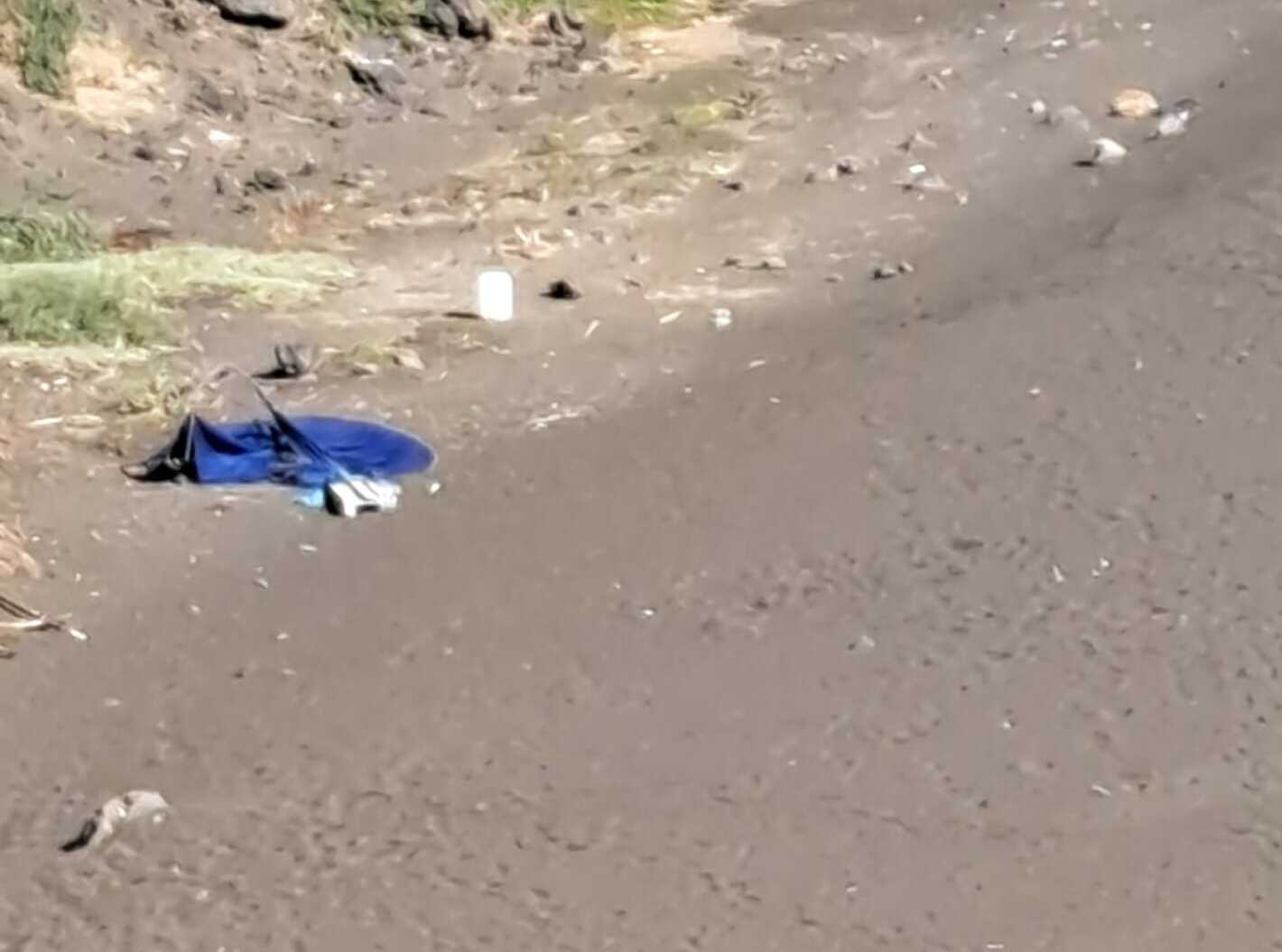 Vecinos de La Garita muestran su malestar por el abandono de casetas y muebles en la playa de Palos