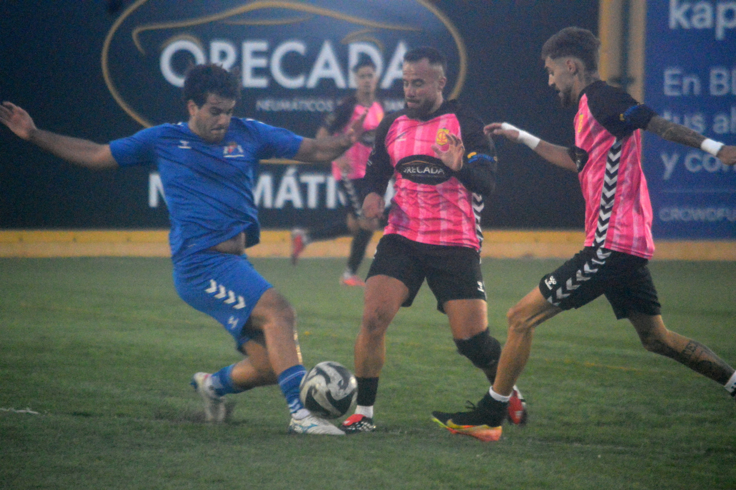 Imagen del derbi de la &uacute;ltima jornada entre CF La Garita y CD Las Longueras (Foto: Juan Antonio Hern&aacute;ndez)