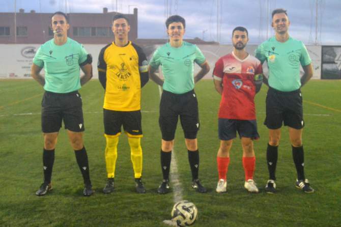 Tr&iacute;o arbitral con los capitanes (Foto: Juan Antonio Hern&aacute;ndez)