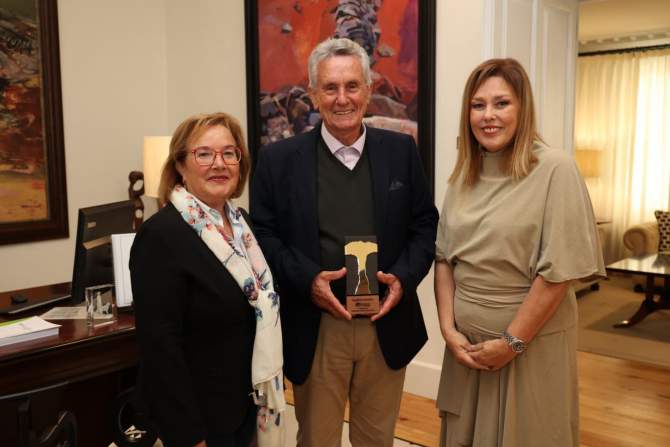 Ástrid Pérez, con Eugenio Darias (Foto: Parlamento de Canarias)