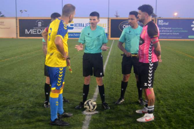 Tr&iacute;o arbitral con los capitanes (Foto: Juan Antonio Hern&aacute;ndez)
