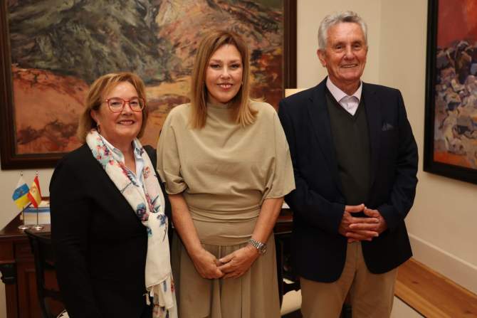 Ástrid Pérez, con Eugenio Darias (Foto: Parlamento de Canarias)